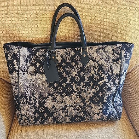 Louis Vuitton Handbags - Louis VUITTON Tapestry SAC Large Onthego BAG EXCELLENT CONDITION
